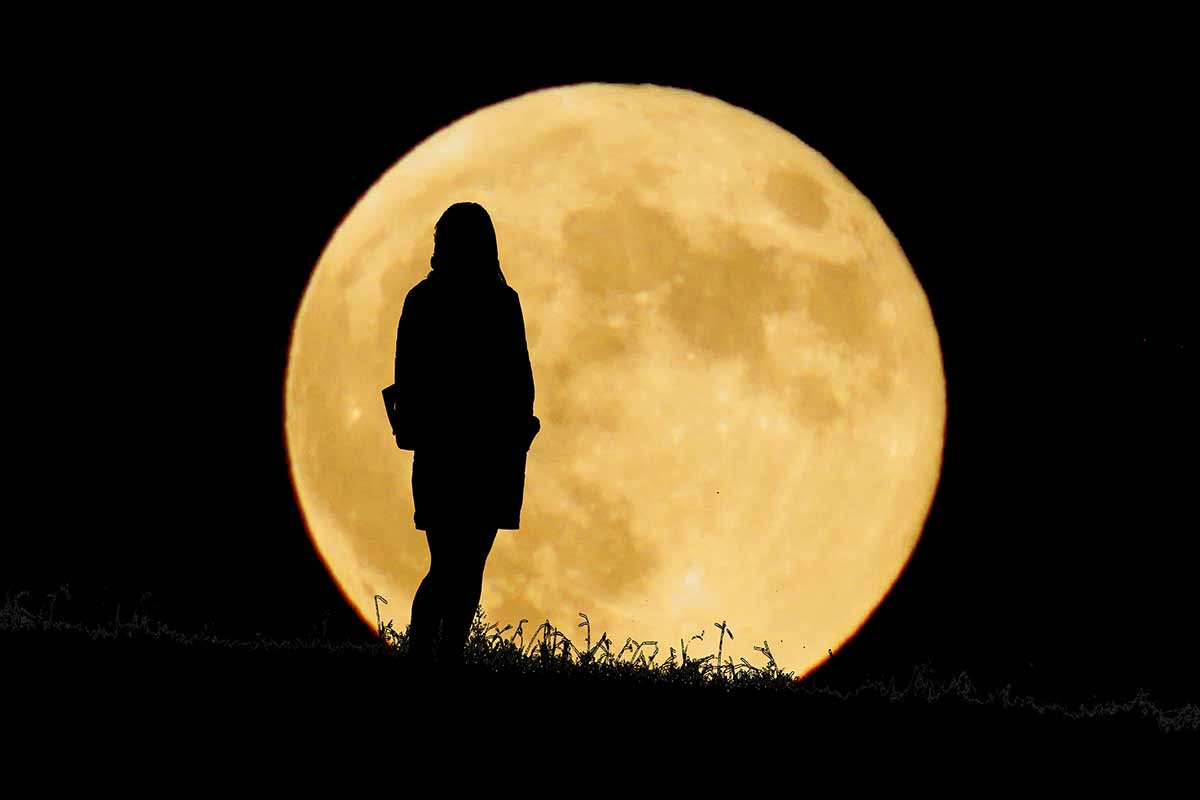 Ombra di una donna davanti alla luna.