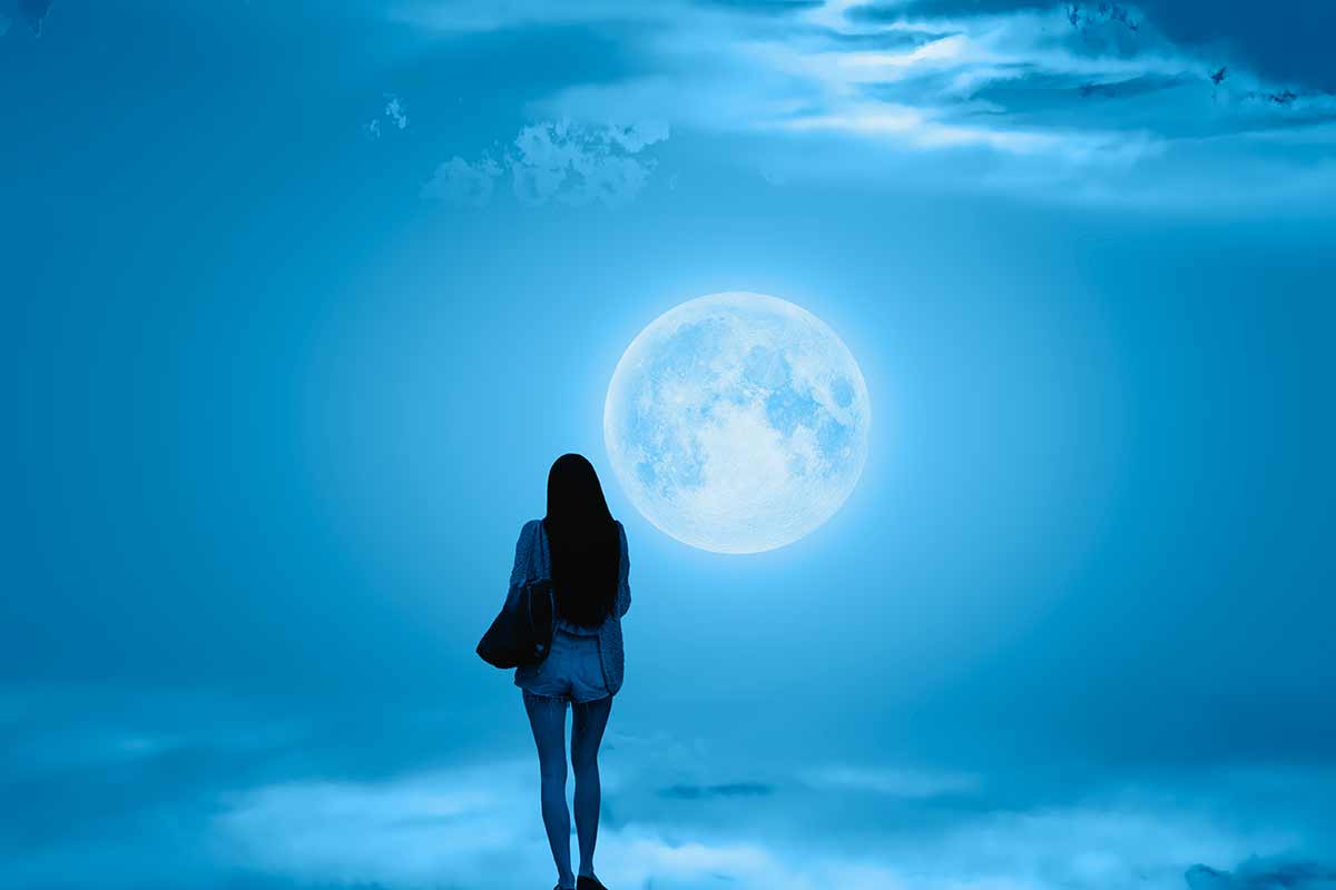 Donna che guarda la luna.
