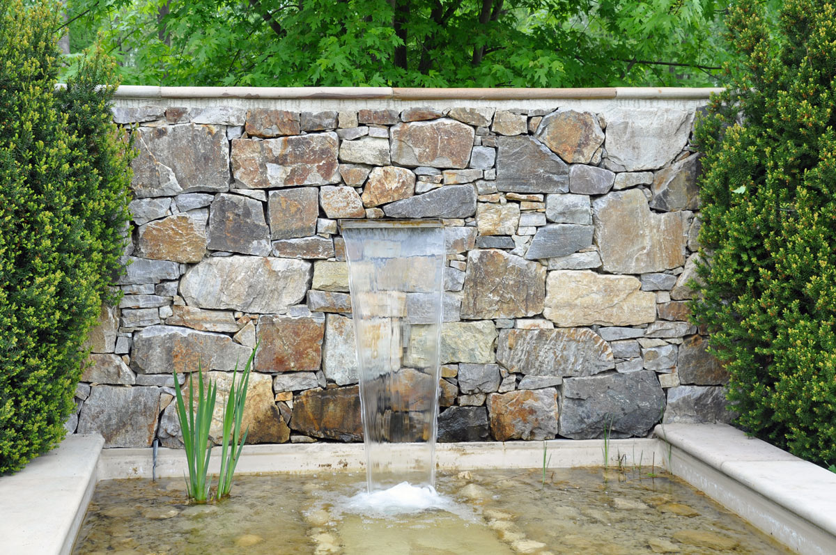 fontana da giardino in pietra