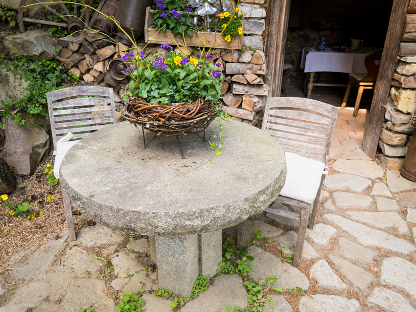 tavolino da giardino in pietra