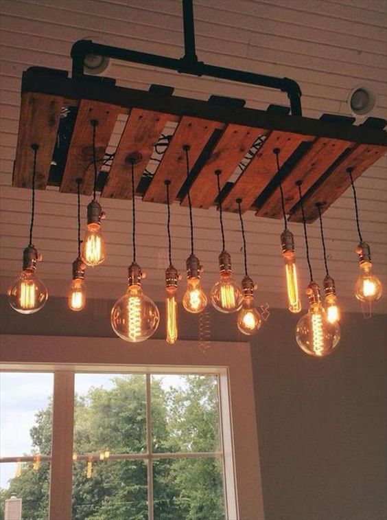 Lampadario realizzato con i pallet