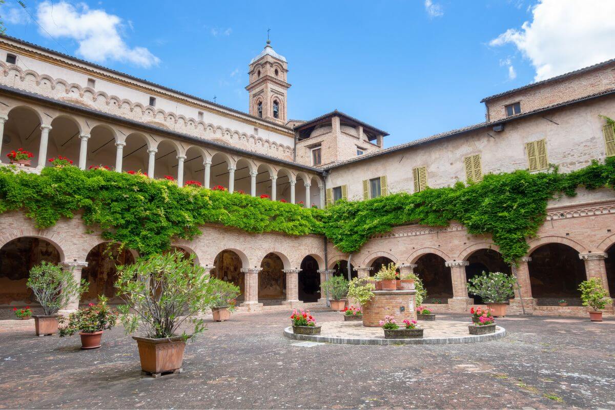 Chiostro della Basilica di San Nicola a Tolentino