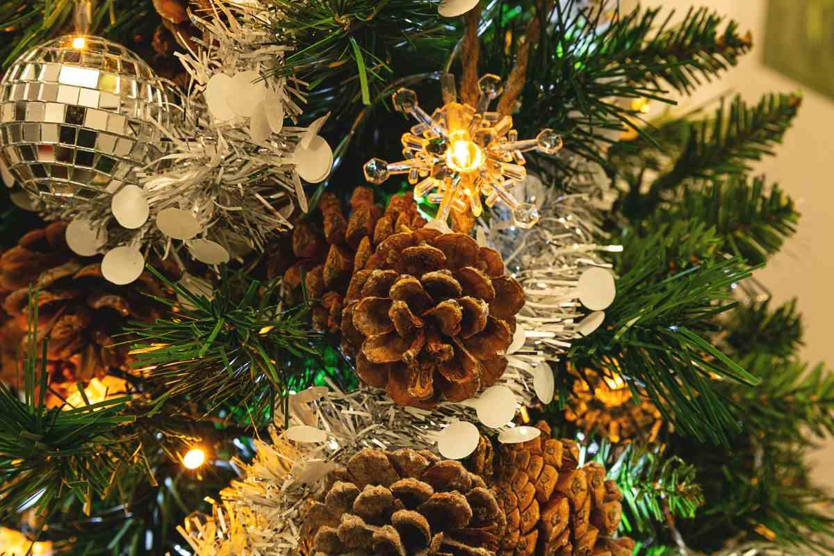 decorazioni natalizie per l'albero con le pigne