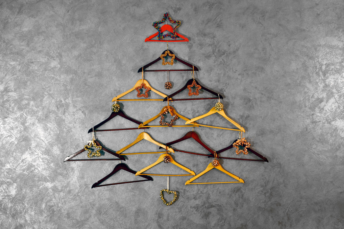 Albero di natale originale con grucce.