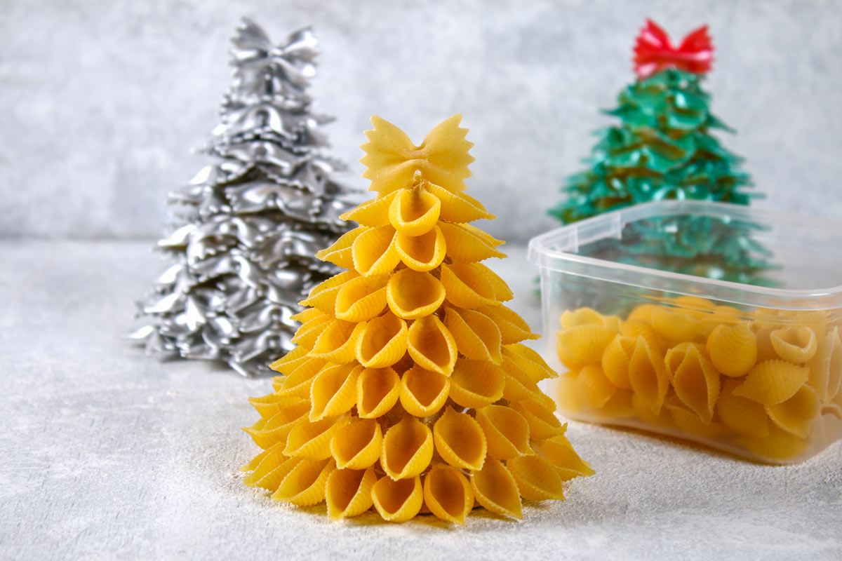 Albero di Natale con pasta cruda