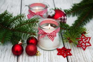 Barattoli di vetro come decorazioni di Natale