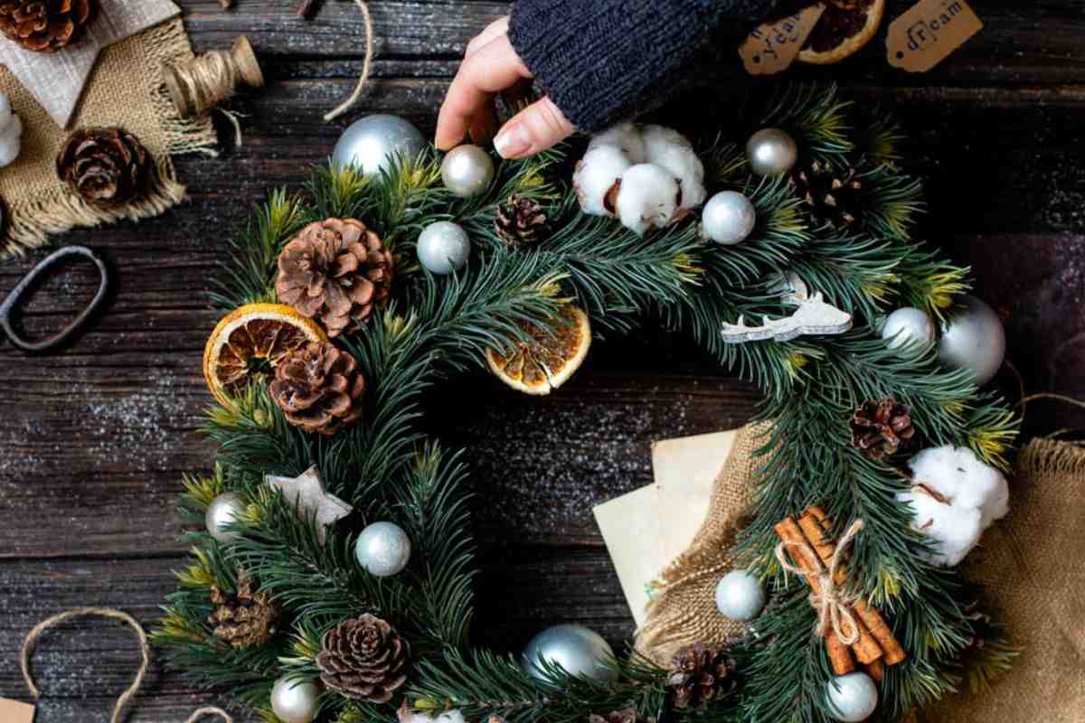 crea decorazioni con le pigne e le arance per natale