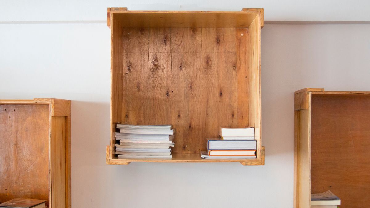 crea una libreria con cassette di legno