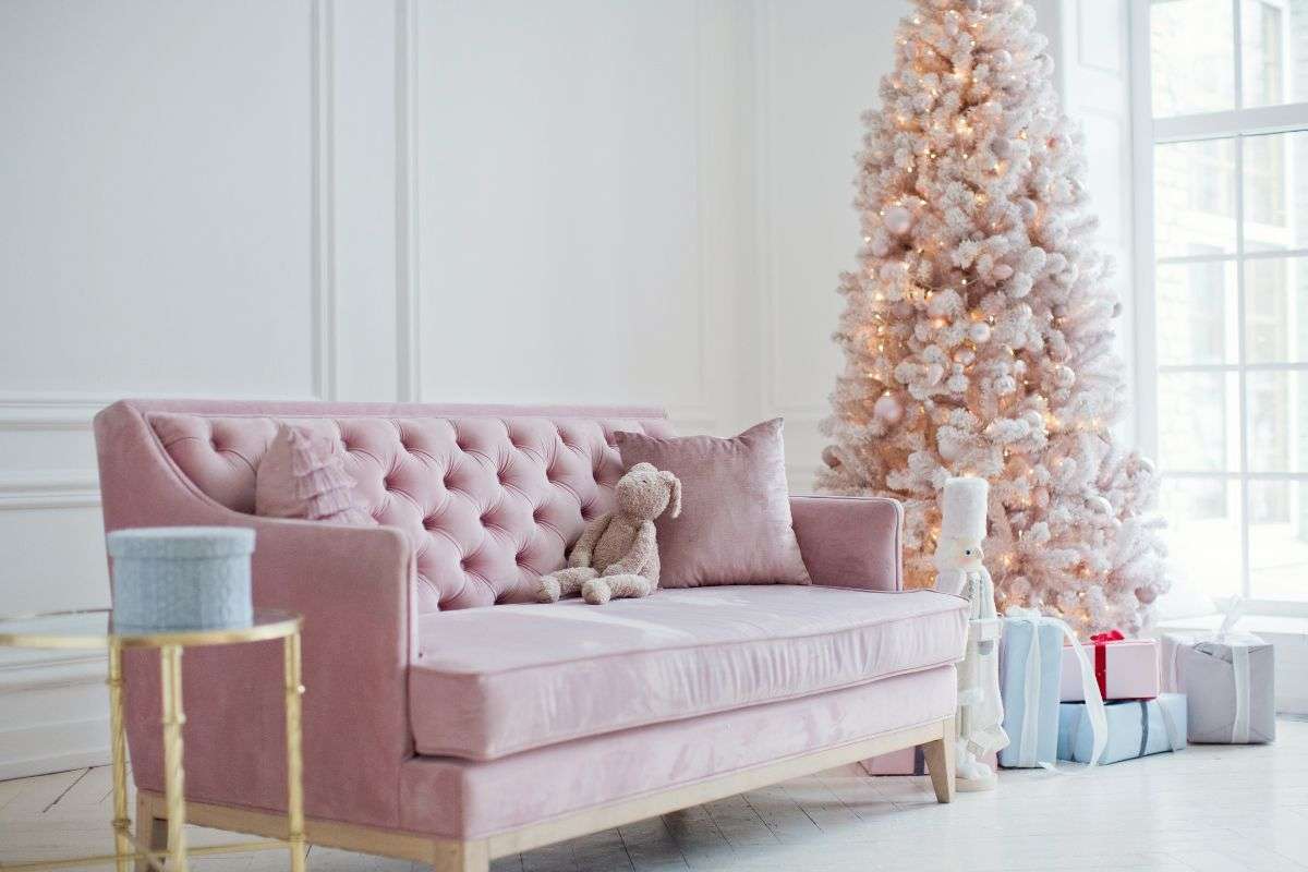 scopri come decorare la casa in rosa per questo Natale