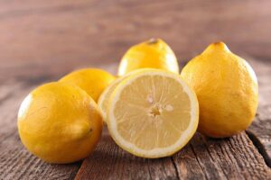 come usare i limoni per le pulzie