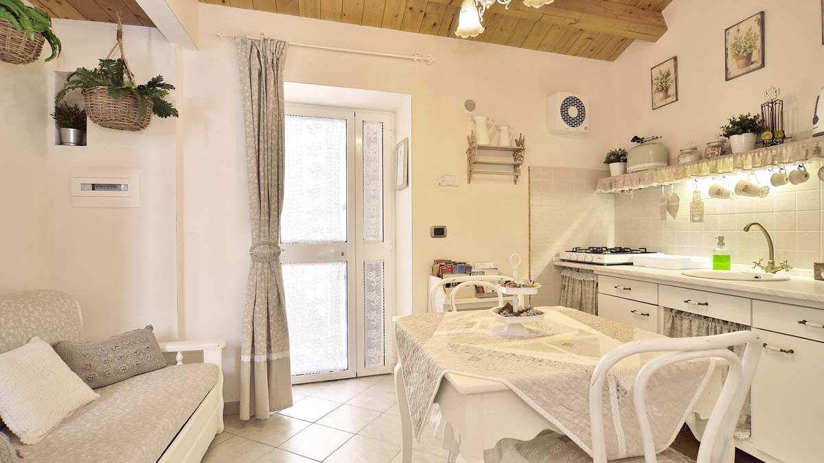 come arredare un piccolo openspace in stile shabby