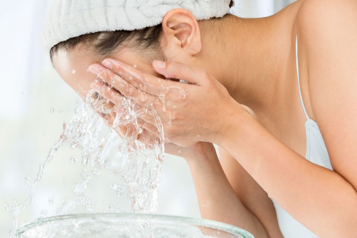 Come usare l’acqua frizzante per il viso