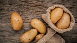 come funziona il trucco delle patate per i vetri dell'auto